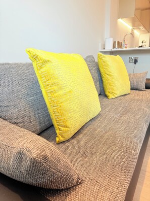 Interior - PrivateTerrace Opposite PiccadillyLine • 20min SOHO, Oxford Street & Sightseeing (Uxbridge)