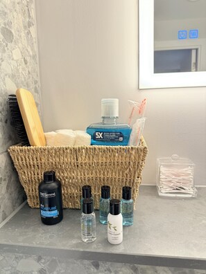 Sèche-cheveux, serviettes fournies, savon, papier toilette