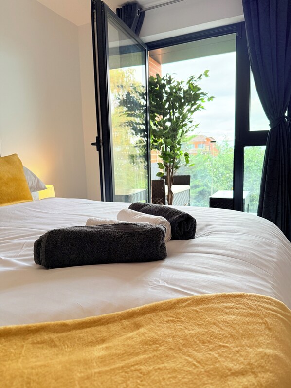 2 bedrooms, WiFi, bed sheets - ExclusiveStay • Terrace • Entertainment Lounge • 1-8 • Opposite Piccadilly Line (Uxbridge)