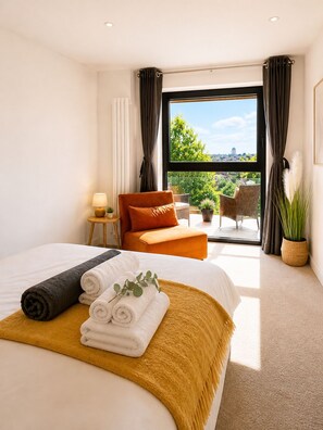 2 bedrooms, WiFi, bed sheets - PrivateTerrace Opposite PiccadillyLine • 20min SOHO, Oxford Street & Sightseeing (Uxbridge)