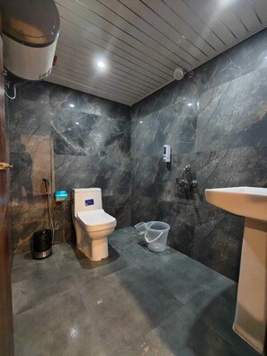 Towels, soap, shampoo, toilet paper