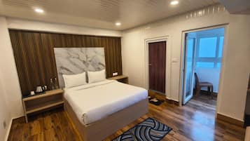 Quarto casal superior, sacada, vista para a colina | Espaço de trabalho para notebook, Wi-Fi de cortesia