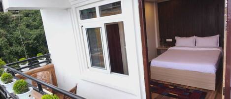 Classic-Doppelzimmer, Balkon, Hügelblick | Balkon