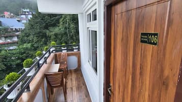 Chambre Double Classique, balcon, vue colline | Espace de travail pour ordinateur portable, Wi-Fi gratuit