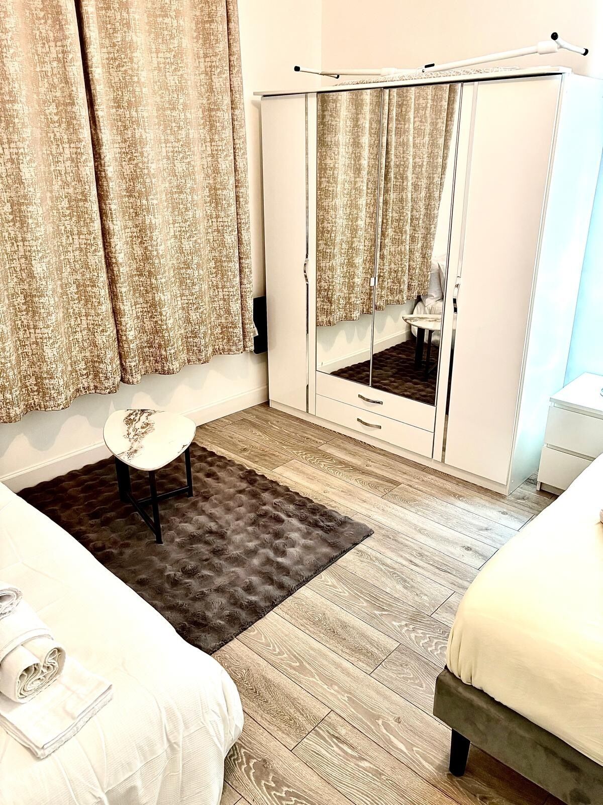 1 غرفة نوم ومكواة/لوح كي وواي فاي وملاءات أسرّة