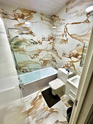 Een haardroger, handdoeken, zeep, toiletpapier