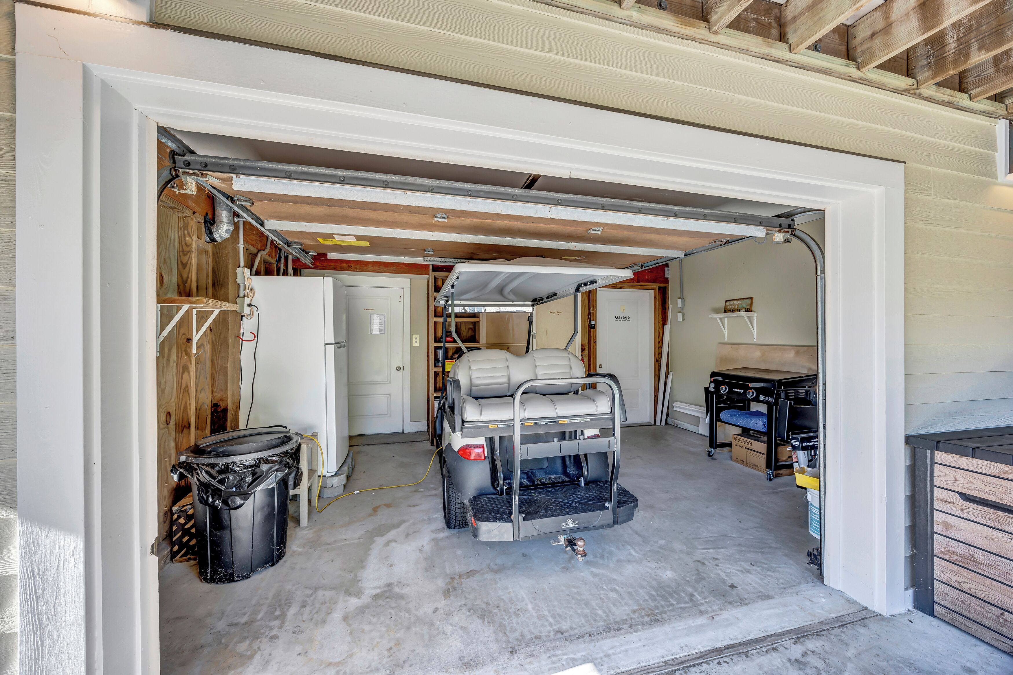 Un garage con un veicolo e oggetti di stoccaggio.