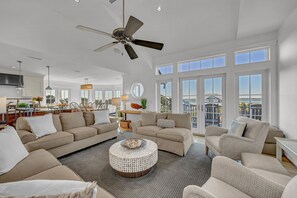 Televisio, pöytätennispöytä, kirjoja