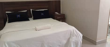 Quarto casal luxo, varanda, vista para o pátio | Cofres nos quartos, escrivaninha, espaço de trabalho para notebook