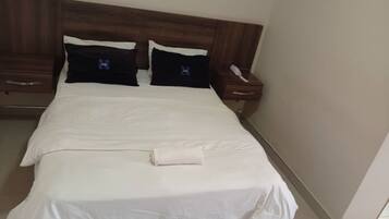 Deluxe-Doppelzimmer, Terrasse, Blick auf den Innenhof | Zimmersafe, Schreibtisch, laptopgeeigneter Arbeitsplatz