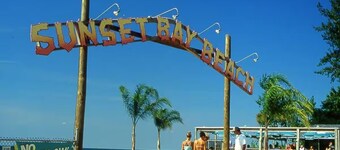 3-bedroom Beach House with AC in Sunset Bay - 2 minutes from the beach!