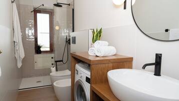 Dusche, Haartrockner, Bidet, Handtücher