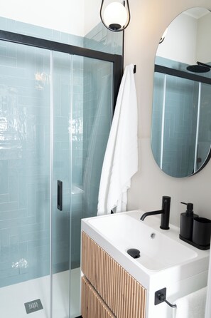 Dusche, Haartrockner, Bidet, Handtücher