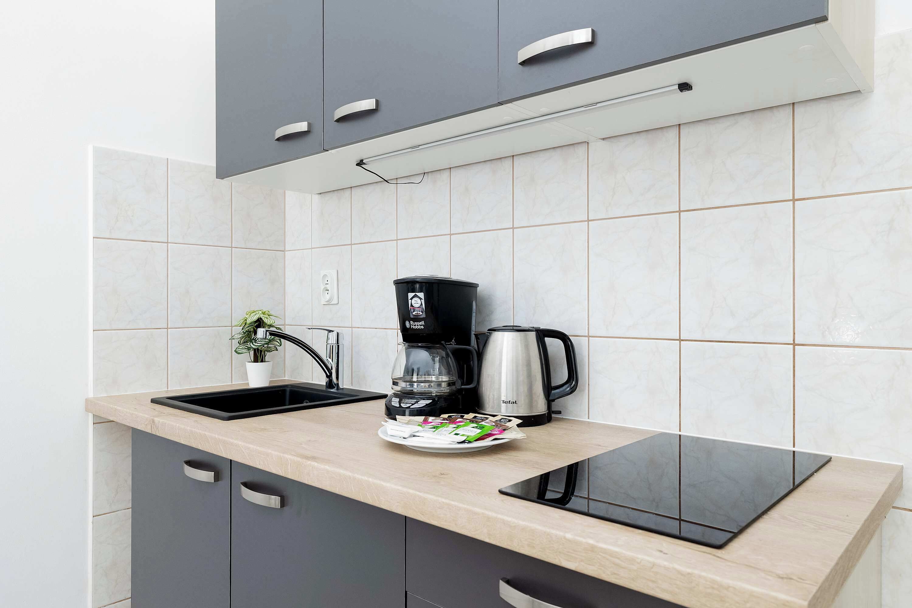 Kühlschrank, Mikrowelle, Herdplatte, Wasserkocher mit Kaffee-/Teezubehör