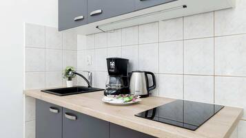 Kühlschrank, Mikrowelle, Herdplatte, Wasserkocher mit Kaffee-/Teezubehör