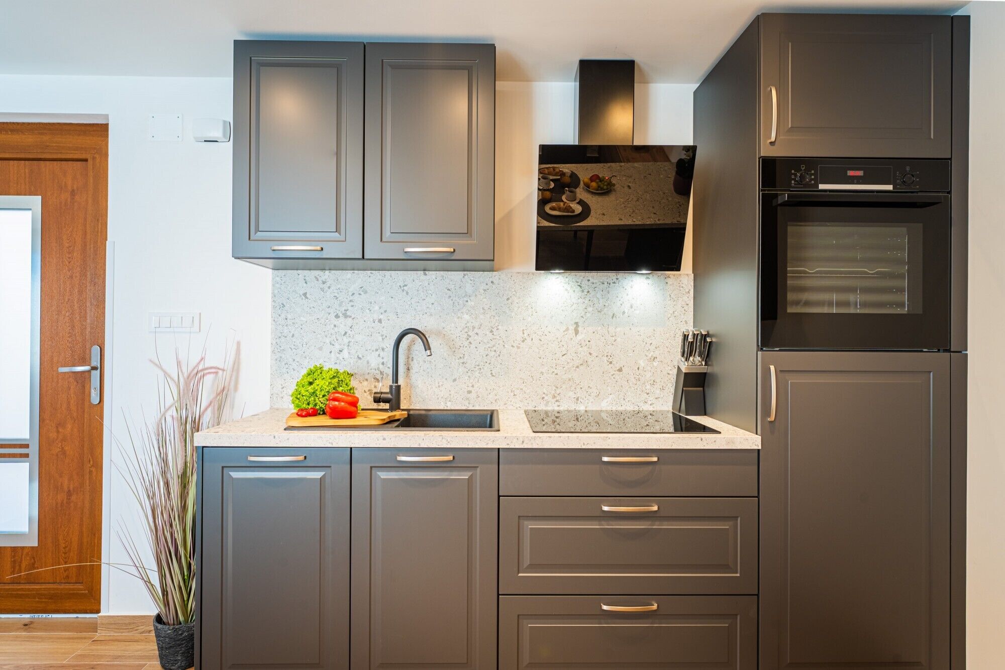 Frigorífico, microondas, horno y placa de cocina