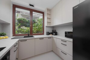 Jääkaappi, mikroaaltouuni, uuni, liesi