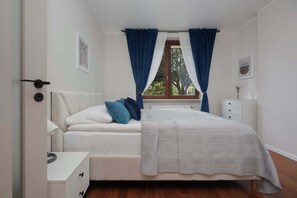 3 bedrooms, iron/ironing board, WiFi, bed sheets