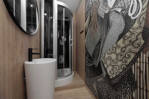 Een douche, een haardroger, handdoeken, shampoo