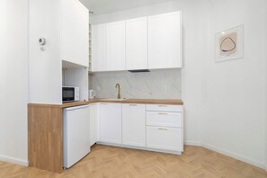 Fridge, microwave, stovetop, cookware/dishes/utensils - Wierzbięcice 31 | Poznań | Bright Studio | Near MTP (Poznań)