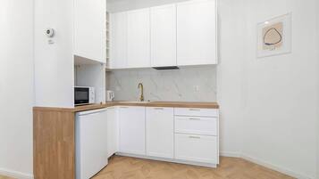 Frigorífico, microondas, placa de cocina y utensilios de cocina