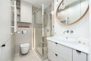 Shower, hair dryer, towels, shampoo