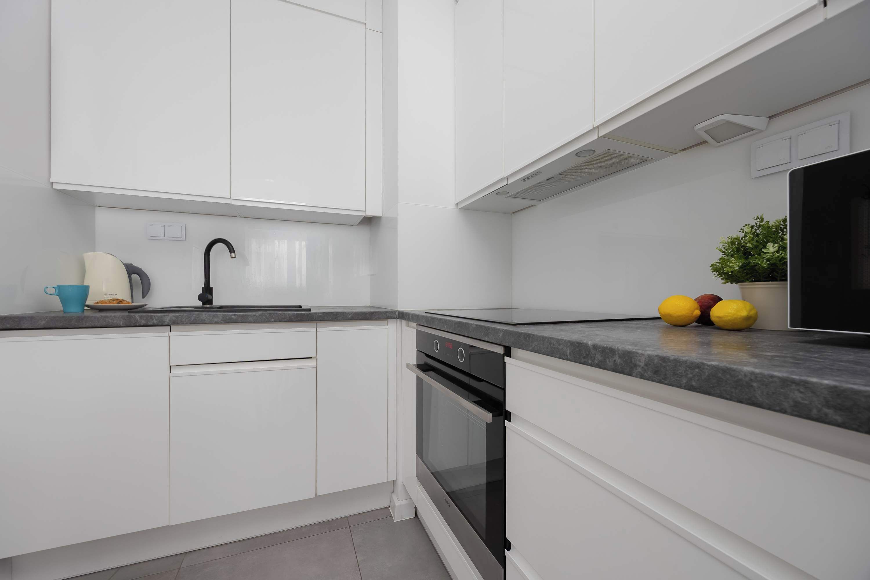 Køleskab, mikrobølgeovn, ovn, kogeplade