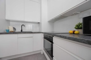 Kylskåp, mikrovågsugn, ugn och spishäll