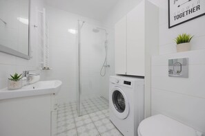 Dusche, Haartrockner, Handtücher, Shampoo