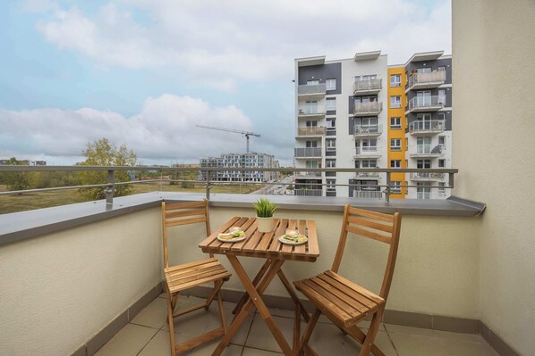 Outdoor dining - Posag 7 Panien 18 Warszawa | Blue Apartment with Desk and Parking (Warszawa)