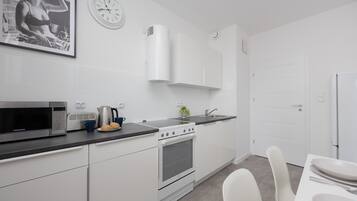 Geladeira, micro-ondas, fogão, cooktop