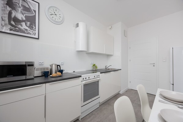 Geladeira, micro-ondas, fogão, cooktop