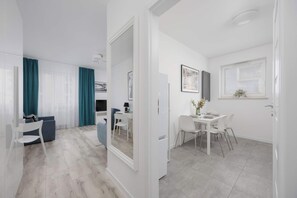 TV, offices - Posag 7 Panien 18 Warszawa | Blue Apartment with Desk and Parking (Warszawa)