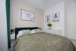 1 quarto, escrivaninha, ferros/tábuas de passar roupa, berço de viagem