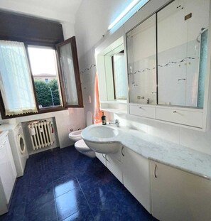 Dusche, Haartrockner, Bidet, Handtücher