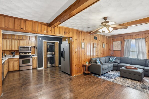 Casa, 3 habitaciones | Zona de estar | Una Smart TV, servicios de streaming