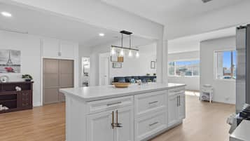 House, 6 Bedrooms | Interior