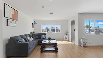 House, 6 Bedrooms | Living area | Smart TV, streaming services