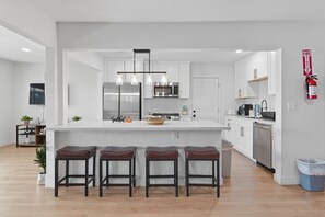 Casa, 6 habitaciones | Cocina privada | Refrigerador, horno, cafetera y tetera y tostadora 