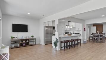 House, 6 Bedrooms | Private kitchen | Fridge, oven, coffee/tea maker, toaster