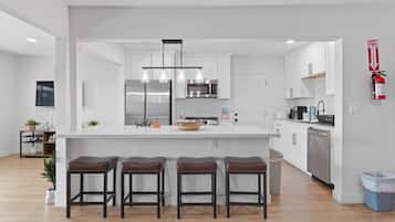 Casa, 2 habitaciones | Cocina privada | Refrigerador, horno, cafetera y tetera y tostadora