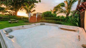 Outdoor spa tub