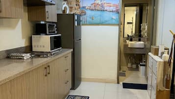 Kühlschrank, Mikrowelle, Herdplatte, Wasserkocher mit Kaffee-/Teezubehör