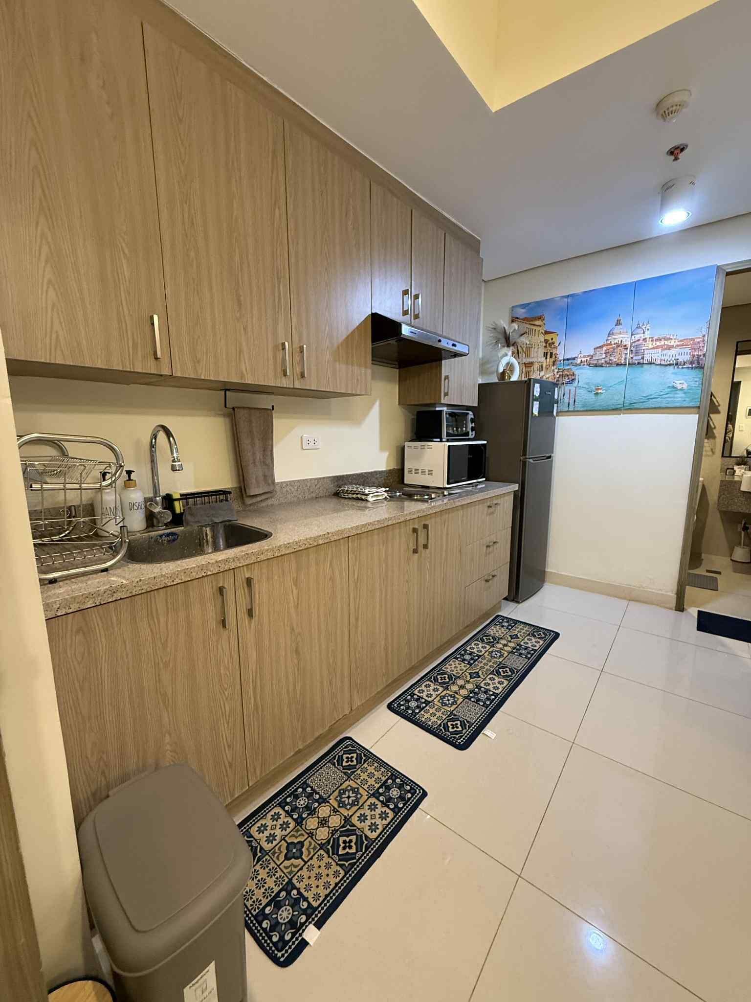 Refrigerador, microondas, placa de cocina, cafetera/tetera