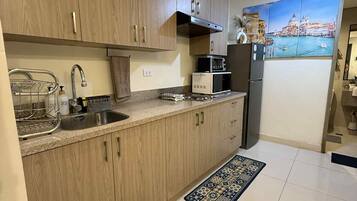 Fridge, microwave, stovetop, coffee/tea maker