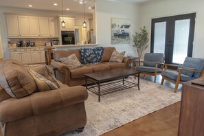 TV, peis og kontorer