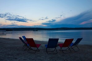On the beach - Suttons Bay Beach House (Suttons Bay)