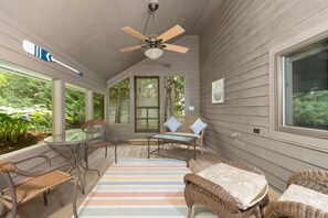 Interior - Suttons Bay Beach House (Suttons Bay)