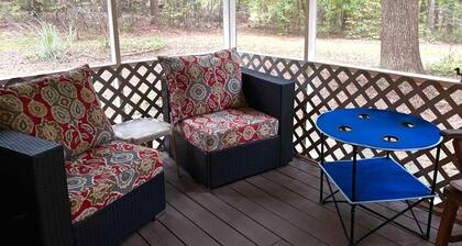 Quiet and secluded home, 3.5 miles to TIEC