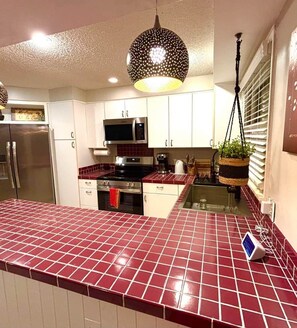 ثلاجة، ميكروويف، فرن، موقد طهي مسطح